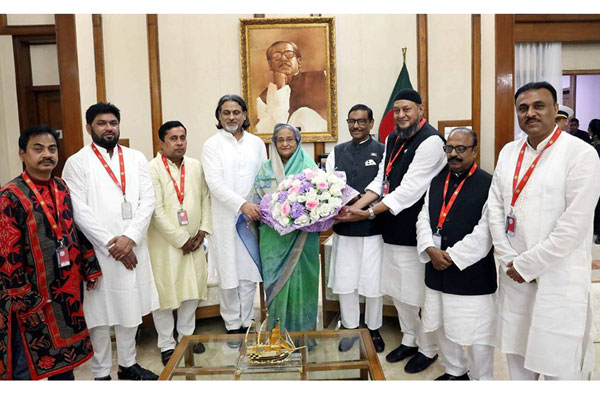 প্রধানমন্ত্রীর সঙ্গে যুবলীগের নবনির্বাচিত চেয়ারম্যান ও সম্পাদকের সাক্ষাৎ