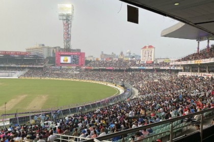 ইডেন গ্যালারিতে বসেই চলছিল জুয়া, গ্রেফতার ৫