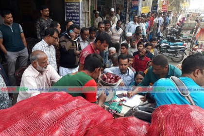 রংপুরে ৪৫ টাকায় টিসিবি'র পিয়াজ বিক্রি শুরু, ক্রেতাদের দীর্ঘ লাইন