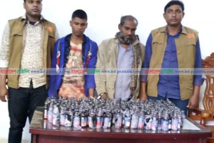 নাটোরে ২০০ বোতল ফেন্সিডিলসহ ২ মাদক ব্যবসায়ী আটক 