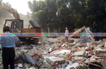 দিনাজপুরের উপশহর এলাকায় অবৈধ বিভিন্ন স্থাপনা উচ্ছেদ অভিযান