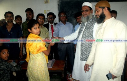 কাউখালীতে পরীক্ষার্থীদের মাঝে খাবার বিতরণ 
