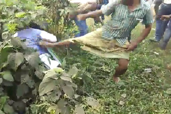 লাথি মেরে গর্তে ফেলে দেওয়া হল পশ্চিমবঙ্গের বিজেপি প্রার্থীকে

