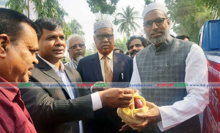 নাটোরে টিসিবির পিয়াজ বিক্রি শুরু