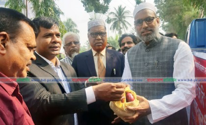 নাটোরে টিসিবির পিয়াজ বিক্রি শুরু