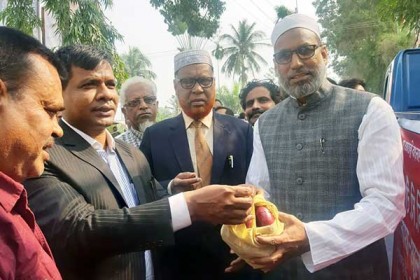 নাটোরে ৪৫ টাকা কেজিতে টিসিবির পিয়াজ বিক্রি 