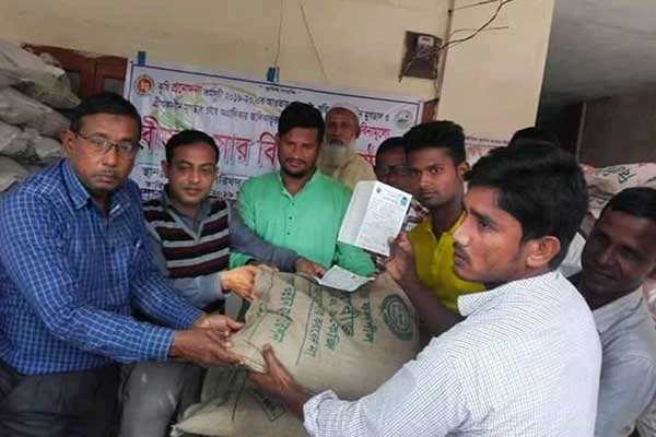 বিরামপুরে কৃষকের মাঝে বিনামূল্যে সার-বীজ বিতরণ