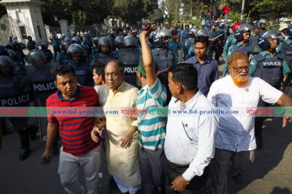 হাইকোর্টের সামনে পুলিশ-বিএনপি'র ধাওয়া-পাল্টা ধাওয়া, সংঘর্ষ ও ভাঙচুর