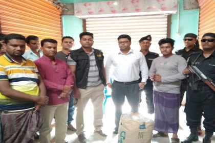 বোয়ালমারীতে নিষিদ্ধ পলিথিন জব্দ