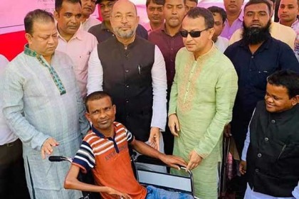 সাভারে প্রতিবন্ধীদের মাঝে সহায়ক সামগ্রী বিতরণ