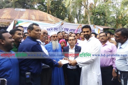 বাগেরহাটে ভূমি অধিগ্রহণের চেক হস্তান্তর
