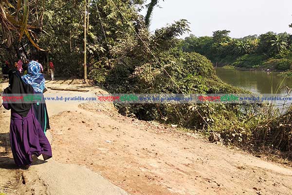 নদী ভাঙনে মুরাদনগর-ইলিয়টগঞ্জ রুটে যান চলাচল বন্ধ