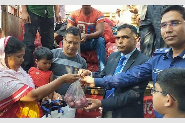 চাঁপাইনবাবগঞ্জে টিসিবির পিয়াজ বিক্রি শুরু