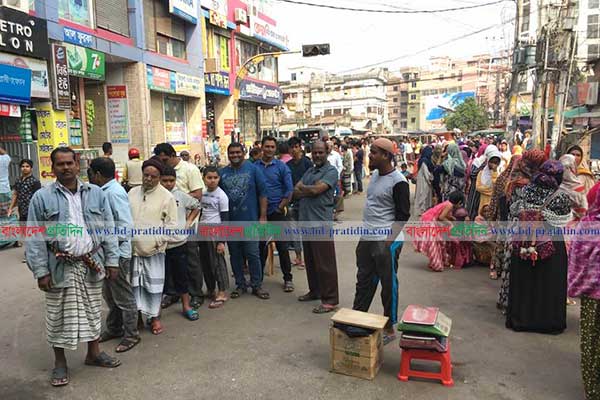 শিশুদের লাইনে দাঁড় করিয়ে পিয়াজ কিনছেন দোকানিরা