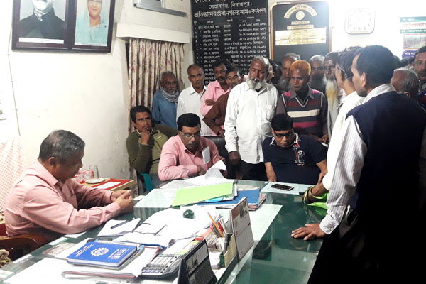 ৭ মাসের বকেয়া বেতনের দাবিতে সেচিক এমডির কার্যালয় ঘেরাও