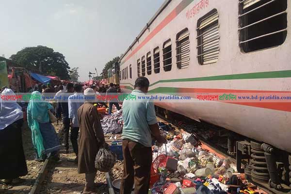 বগুড়ায় ট্রেন দুর্ঘটনা থেকে রক্ষা পেলেন শত শত মানুষ