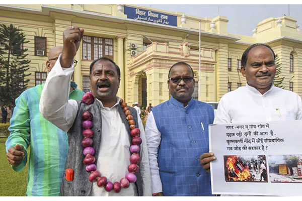 পিয়াজের মালা গলায় ঝুলিয়ে বিধানসভায় এমপি