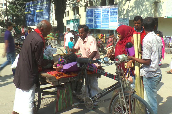 রংপুর মেডিকেলে অনিদিষ্টকালের ধর্মঘটে ইন্টার্ন চিকিৎসকরা