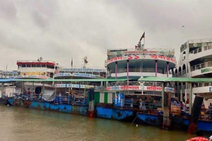হঠাৎ কর্মবিরতিতে নৌযান শ্রমিকরা