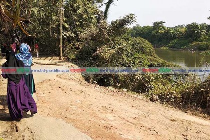 নদী ভাঙনে মুরাদনগর-ইলিয়টগঞ্জ রুটে যান চলাচল বন্ধ