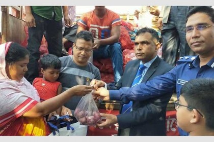 চাঁপাইনবাবগঞ্জে টিসিবির পিয়াজ বিক্রি শুরু