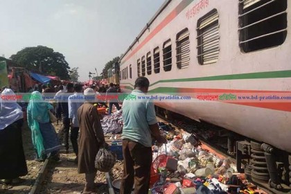 বগুড়ায় ট্রেন দুর্ঘটনা থেকে রক্ষা পেলেন শত শত মানুষ