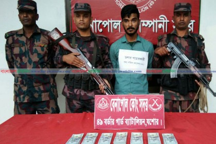 বেনাপোলে ৬৫ হাজার ডলারসহ পাচারকারী আটক