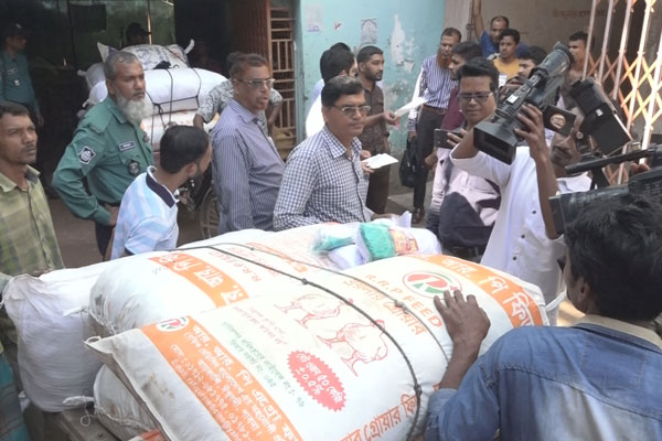 বরিশালে নিষিদ্ধ পলিথিন ও কারেন্ট জাল জব্দ