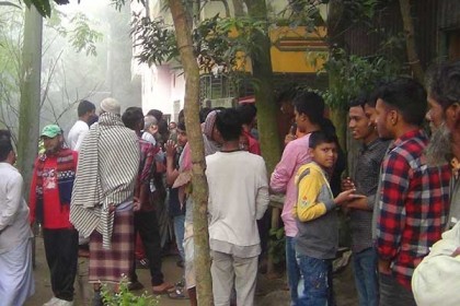 নিজ কক্ষে স্বামীর রক্তাক্ত লাশ, স্ত্রী ছুরিকাহত