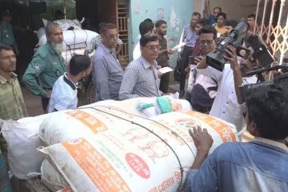 বরিশালে নিষিদ্ধ পলিথিন ও কারেন্ট জাল জব্দ