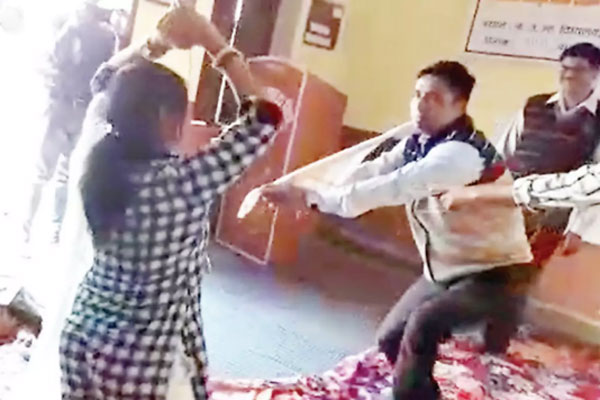 ক্লাসে নাগিন ড্যান্স দিয়ে চাকরি হারালেন শিক্ষিকা (ভিডিও)