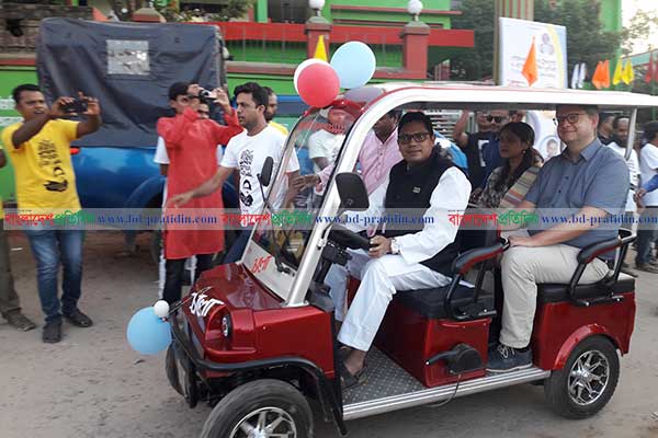 সিংড়া পৌরসভায় জার্মানির পরিবেশবান্ধব ই-রিক্সার যাত্রা শুরু