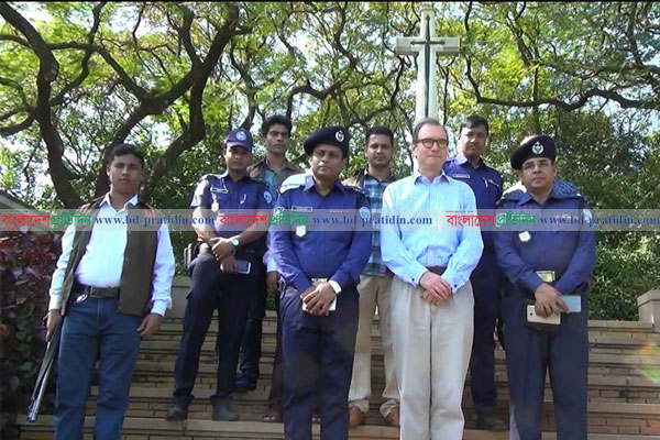 ময়নামতি ওয়ার সিমেট্রি পরিদর্শনে বৃটিশ হাই কমিশনার