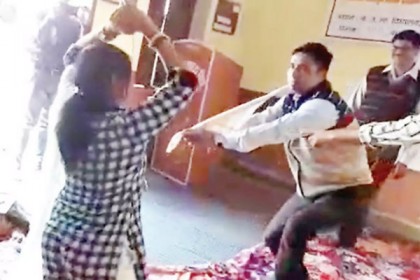 ক্লাসে নাগিন ড্যান্স দিয়ে চাকরি হারালেন শিক্ষিকা (ভিডিও)