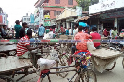 গুরুদাসপুরে পাল্লা দিয়ে বাড়ছে ব্যাটারী চালিত অটোভ্যান-রিকসা