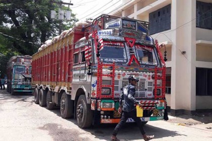 পিয়াজবোঝাই ট্রাক ডাকাতের কবলে 