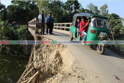 সুখানপুকুর-সারিয়াকান্দি সড়কে কালভার্ট বেহাল