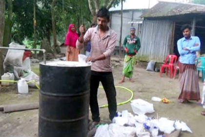 ৮ কেজি পলিথিন পুড়িয়ে ৭ লিটার পেট্রল উৎপাদন