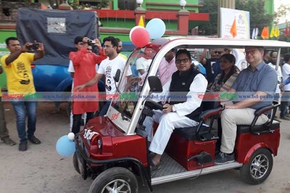 সিংড়া পৌরসভায় জার্মানির পরিবেশবান্ধব ই-রিক্সার যাত্রা শুরু