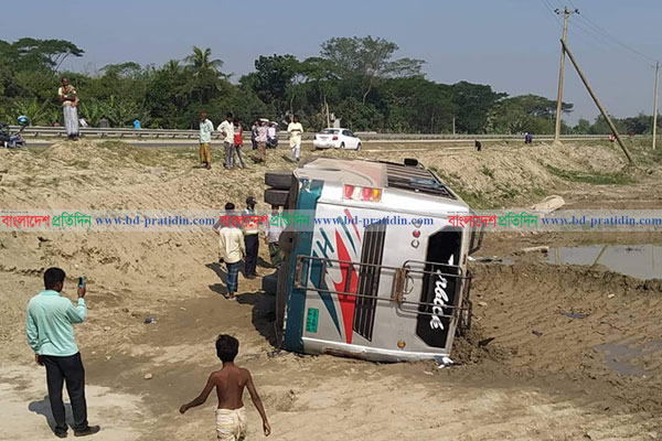বাস খাদে পড়ে সাবেক ইউপি সদস্য নিহত, আহত ৯