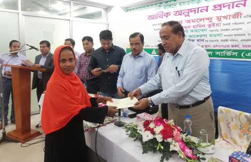 টাঙ্গাইলে নদী ভাঙনে বসতবাড়ি হারানো সদস্যদের মধ্যে আর্থিক অনুদান প্রদান