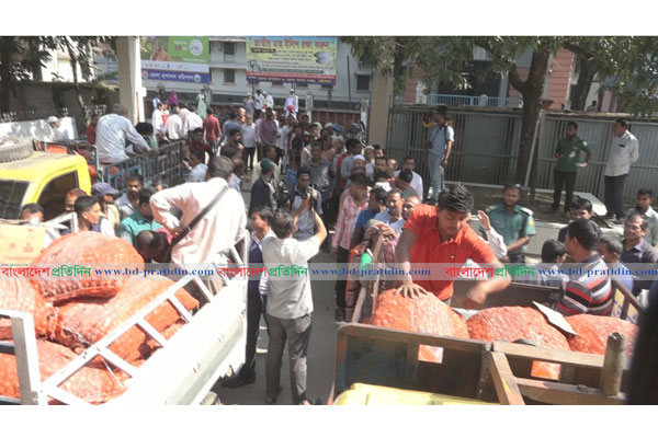 বরিশালে বন্ধ টিসিবি’র পিয়াজ বিক্রি, বাজারে দাম চড়া