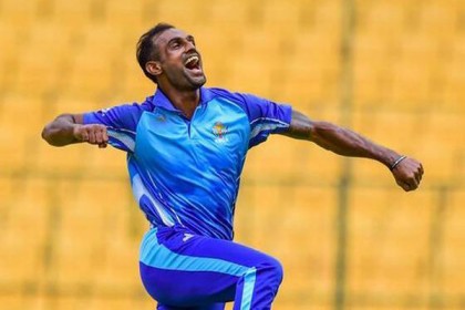 অবিশ্বাস্য কীর্তি! এক ওভারে ৫ উইকেট