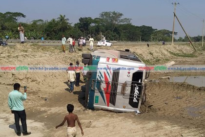 বাস খাদে পড়ে সাবেক ইউপি সদস্য নিহত, আহত ৯