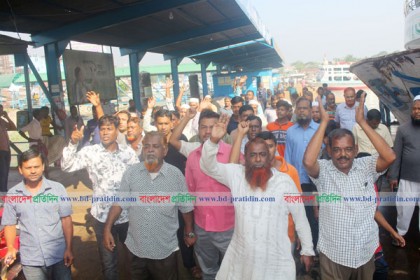 নৌযান শ্রমিকদের কর্মবিরতিতে অচল দক্ষিণাঞ্চলের যোগাযোগ ব্যবস্থা, চরম দুর্ভোগ