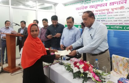 টাঙ্গাইলে নদী ভাঙনে বসতবাড়ি হারানো সদস্যদের মধ্যে আর্থিক অনুদান প্রদান