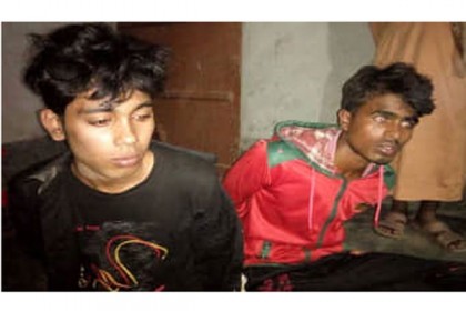 বিয়ের প্রস্তাবে রাজি না হওয়ায় ছাত্রীর ওপর এসিড নিক্ষেপ, আটক ২