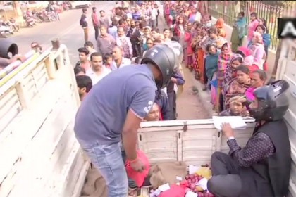 ক্রেতাদের হামলা থেকে বাঁচতে হেলমেট পরে পিয়াজ বিক্রি