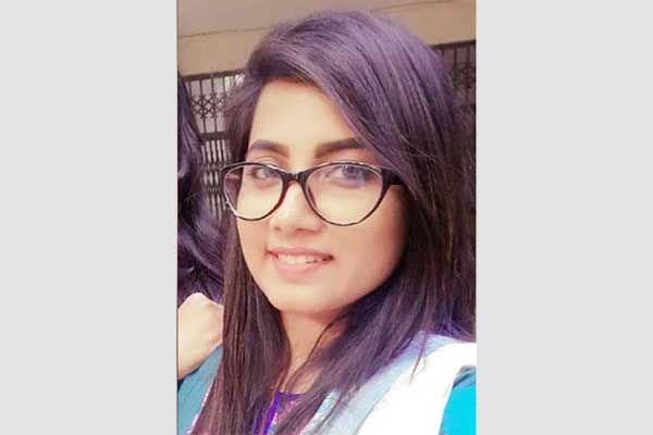 মোটরসাইকেল থেকে পড়ে আইসিইউতে ইডেনছাত্রী