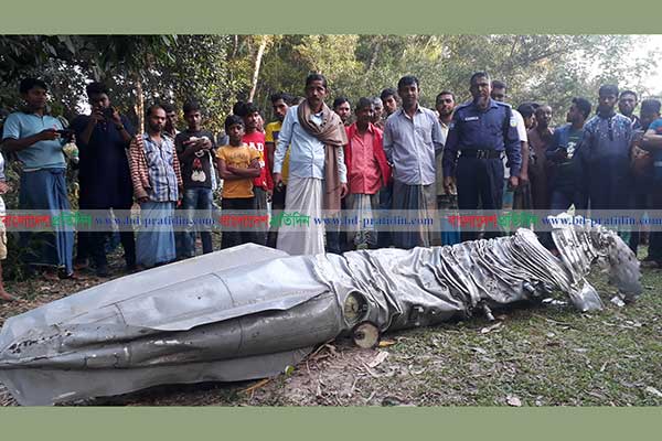 আকাশ থেকে আছড়ে পড়ল তেলের ট্যাংক